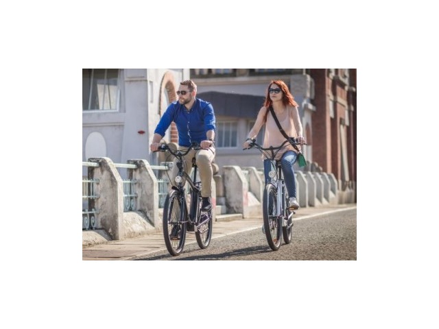 Napotki za varno kolesarjenje: dva kolesarja naj se ne vozita vzporedno.